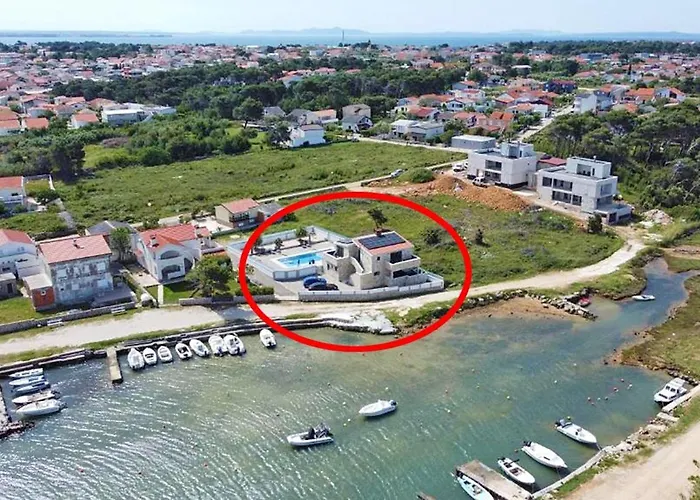 Seaside Family Friendly House With A Swimming Pool - 24816