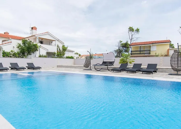 بيت للعطل Seaside Family Friendly House With A Swimming Pool - 24816 فير