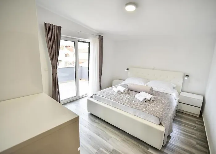 Seaside Family Friendly House With A Swimming Pool - 24816 بيت للعطل فير