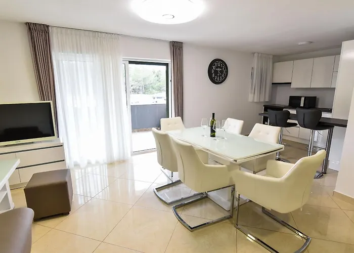 Seaside Family Friendly House With A Swimming Pool - 24816 بيت للعطل *