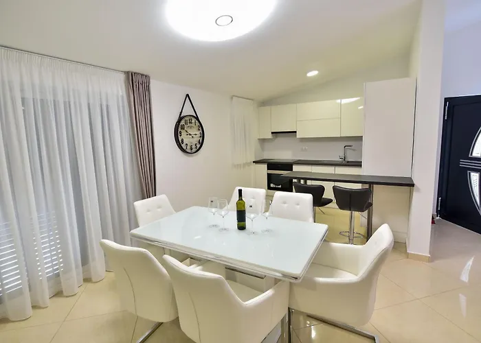 بيت للعطل Seaside Family Friendly House With A Swimming Pool - 24816 فير