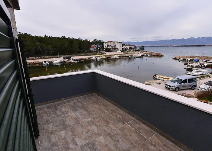 Seaside Family Friendly House With A Swimming Pool - 24816