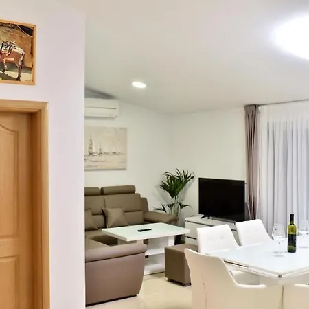 Seaside Family Friendly House With A Swimming Pool - 24816 Вир