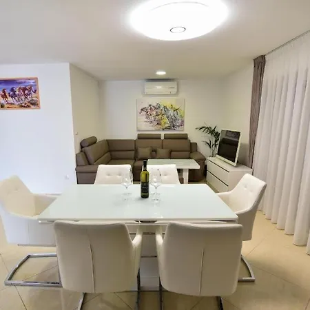 Seaside Family Friendly House With A Swimming Pool - 24816 Вир