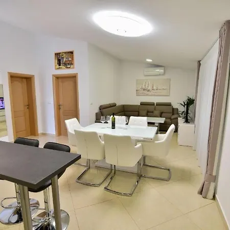 Seaside Family Friendly House With A Swimming Pool - 24816 Вир