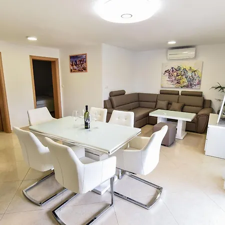Дом отдыха Seaside Family Friendly House With A Swimming Pool - 24816 Вир