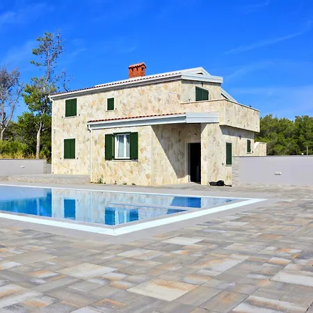 Дом отдыха Seaside Family Friendly House With A Swimming Pool - 24816 *