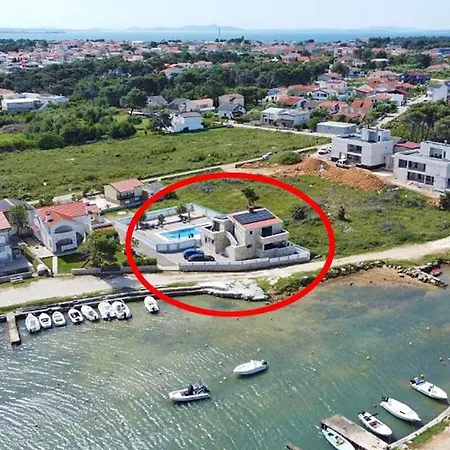 Seaside Family Friendly House With A Swimming Pool - 24816