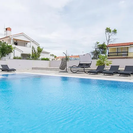 Дом отдыха Seaside Family Friendly House With A Swimming Pool - 24816 Вир