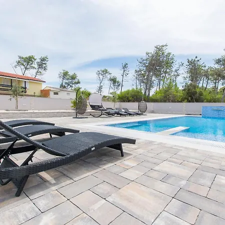 Seaside Family Friendly House With A Swimming Pool - 24816 Вир