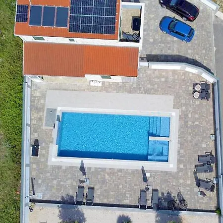 Seaside Family Friendly House With A Swimming Pool - 24816 Вир