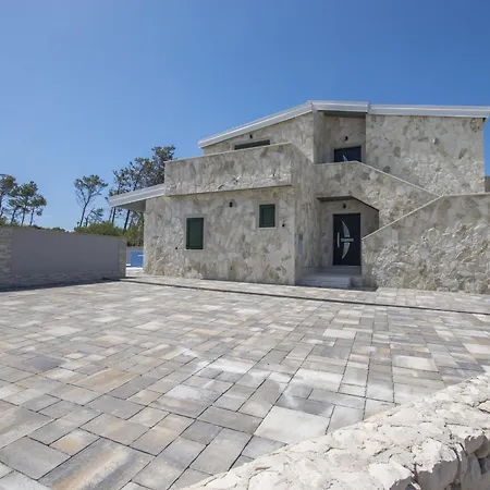 Seaside Family Friendly House With A Swimming Pool - 24816 *