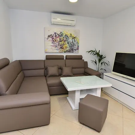 Seaside Family Friendly House With A Swimming Pool - 24816