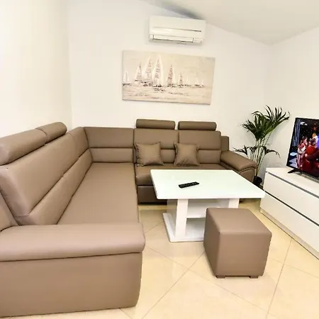 Seaside Family Friendly House With A Swimming Pool - 24816