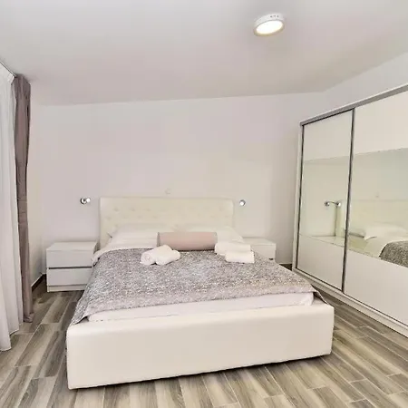 Дом отдыха Seaside Family Friendly House With A Swimming Pool - 24816 Вир
