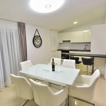 Дом отдыха Seaside Family Friendly House With A Swimming Pool - 24816 Вир