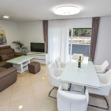 Дом отдыха Seaside Family Friendly House With A Swimming Pool - 24816 Вир