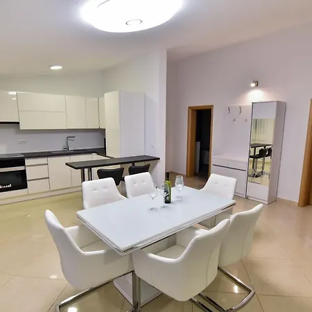 Дом отдыха Seaside Family Friendly House With A Swimming Pool - 24816 *
