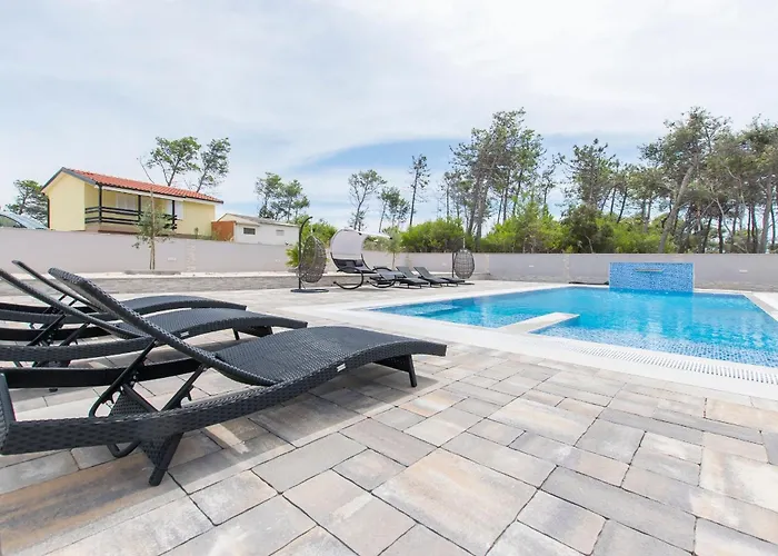 Seaside Family Friendly House With A Swimming Pool - 24816 Vir