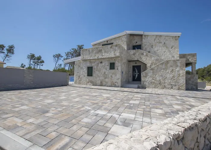 Seaside Family Friendly House With A Swimming Pool - 24816 *