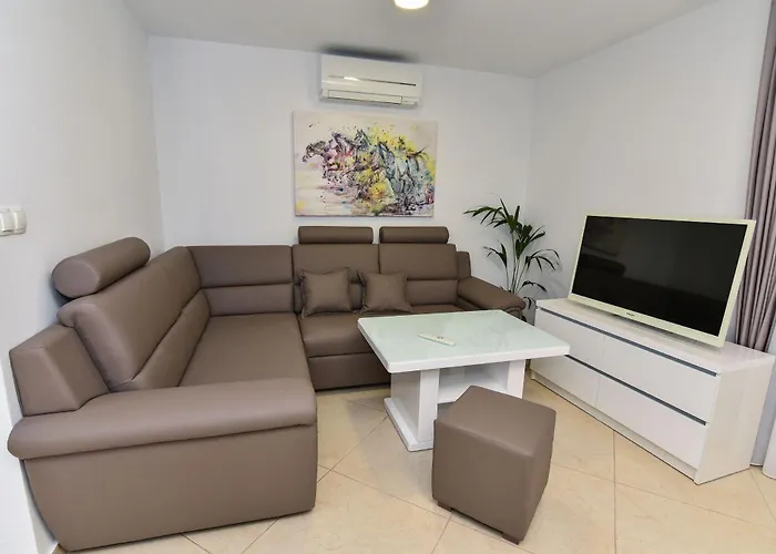 Seaside Family Friendly House With A Swimming Pool - 24816