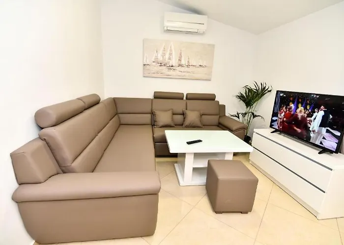 Seaside Family Friendly House With A Swimming Pool - 24816